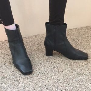 Healed leather boots black